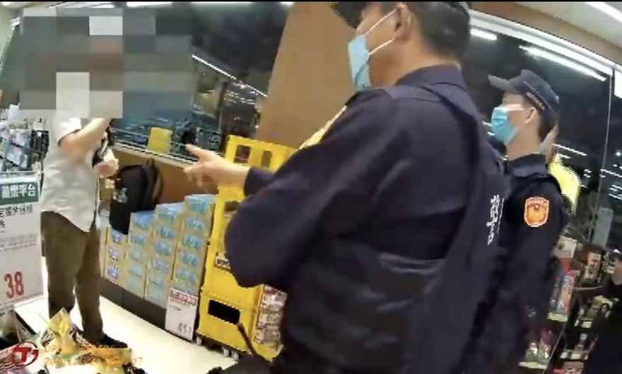 【影】密錄器曝光！苗栗男控逛全聯遭警違法搜索　通霄分局回應這樣說