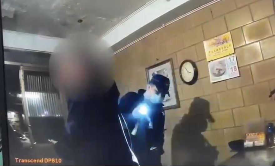 【影】男子半夜出入五木區腰間「鼓鼓的」　見警開溜下場GG了