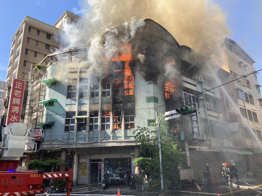 【影】疑炸排骨釀大火…台中50年老店火警！黑煙爆竄蔓延5民宅