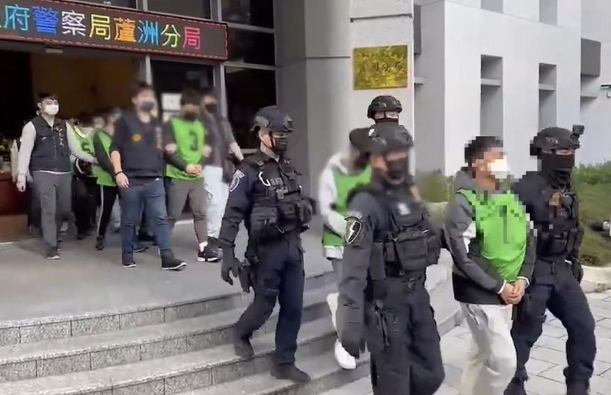 詐騙機房藏身新北透天厝　假交友騙博弈投資警逮11人