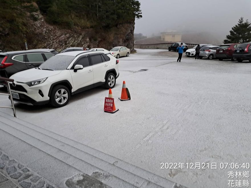 【影】合歡山銀白一片！-2度「冷炸」冰霰覆蓋　5分鐘讓松雪樓外變超美
