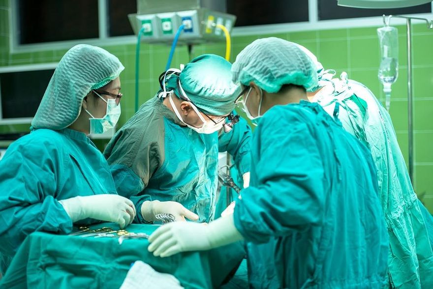 「痔瘡達人」美女醫師涉過失致死！7旬嬤手術中休克不治　挨告過3關獲不起訴