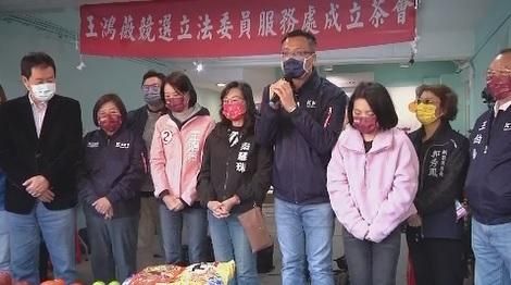 尷尬了！他的手「縮回來」　徐巧芯找費鴻泰握手遭拒
