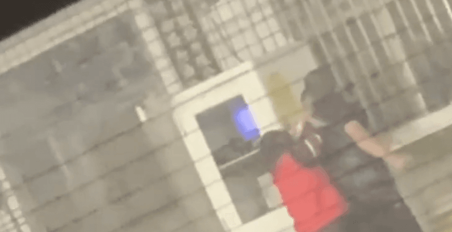 【影】再白目我繼續打！加油站吸菸被制止　車主痛毆加油工：哪隻眼看到我抽