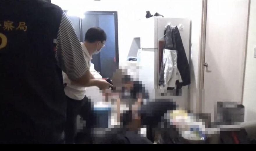 【影】高雄暴力7人團落網！騙存摺供詐欺再囚禁變豬仔　警攻堅瓦解巢穴「通殺」