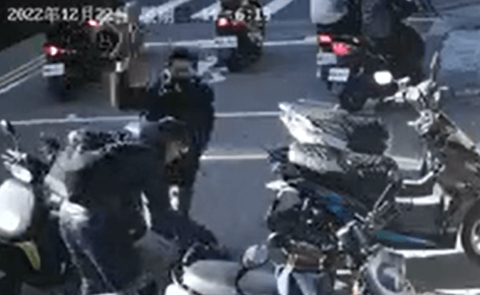 【影】騎車變打人！騎士被按喇叭罵幾句　竟遭對方安全帽怒砸