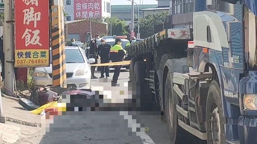 【影】8旬翁騎車與聯結車並行　擦碰連人帶車遭捲輪下身亡
