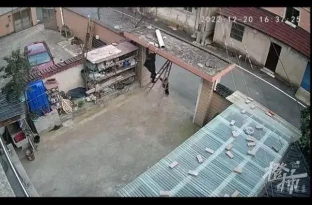 【影】奶奶碰倒梯子懸半空中　4歲孫急喊「我拿不起來」...終使出「洪荒之力」扶梯救下