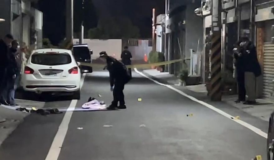 快訊/高雄岡山叔叔持鐮刀砍姪子　警連開15槍制止嫌犯不治