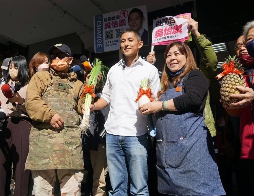 吳怡農「獨自搭車、不帶選舉三寶」戰法　資深主持人驚呼「刷新三觀」