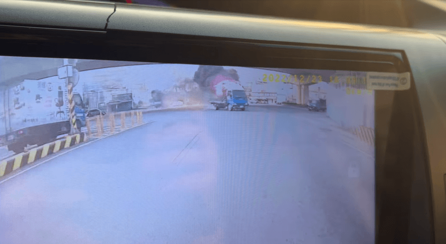 高雄舊衣回收貨車起火！整團火球街頭暴衝　網驚「惡靈戰警台灣版…」