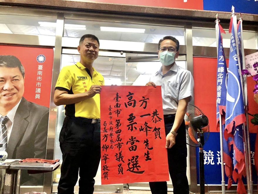 【影】台南議長「黑」幕重重！藍議員申請隨扈躲進市議會住一晚　「心有餘悸」影片曝光