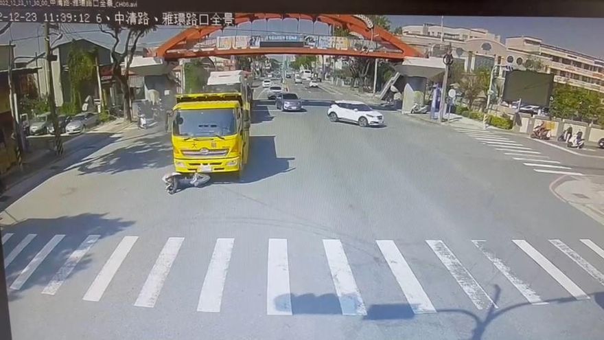 【影】人生跑馬燈！台中女騎士遭砂石車推撞50公尺…奇蹟般存活