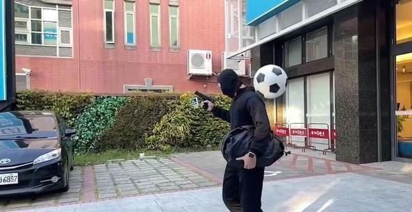 演很大！台中驚傳銀行遭搶劇情神展開　阿根廷「沒吸」黃金右腳踢昏搶匪