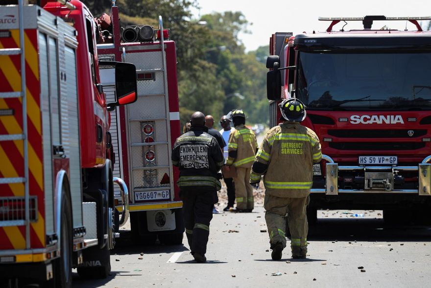 【影】南非天然氣儲槽車行駛中突爆炸！巨大火團轟然炸出　釀多人死傷