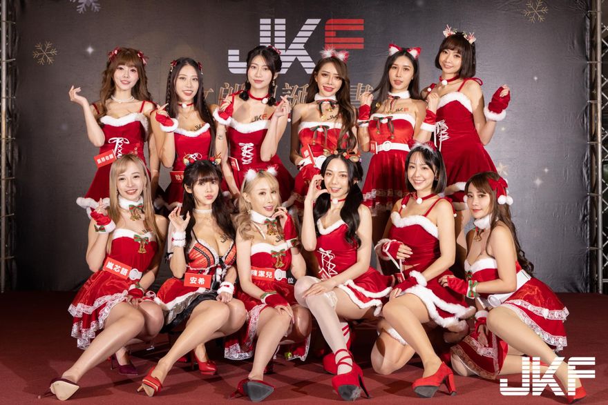 JKF美胸女郎齊聚吸上千粉朝聖！她海邊拍照「比基尼被沖掉」險走光