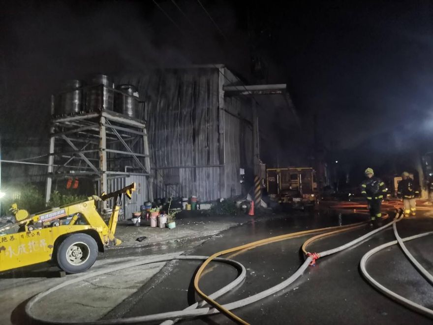 【影】朱宗慶樂團八里倉庫燒了！新北5工廠大火傳爆炸　延燒逾600坪