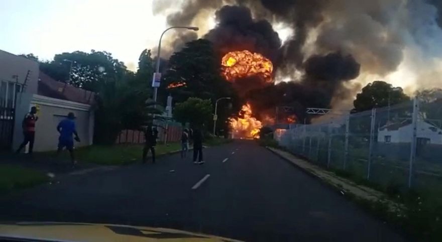 【影】南非油罐車爆炸　增至15死37傷　醫院、民宅慘遭波及