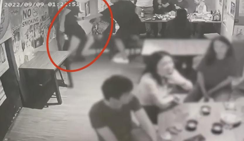 居酒屋聚餐酒後吐槽翻臉　男子被好友拿酒瓶砸頭險瞎