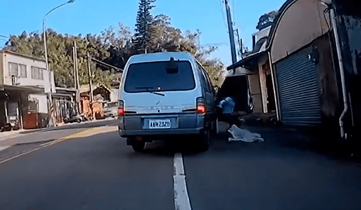 【影】前空翻一圈半！瑣事吵架老婆直接開車門跳下去　畫面全都錄
