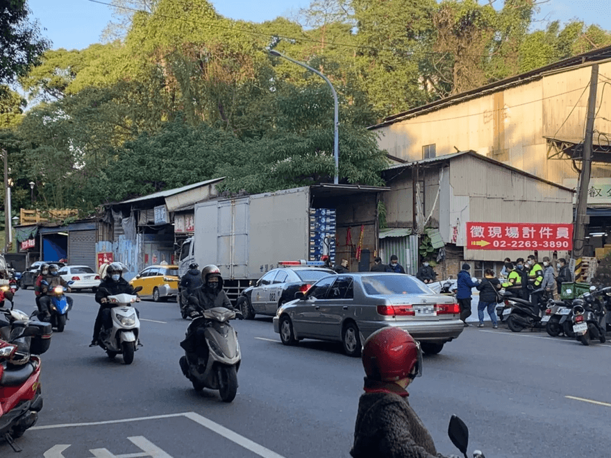 【影】妙齡女騎士撞上大貨車！　當場頸部斷裂慘死