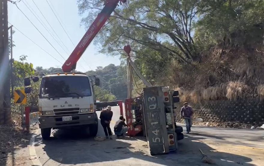 快訊/彰化貨車閃重機車隊失控　翻覆橫躺路中