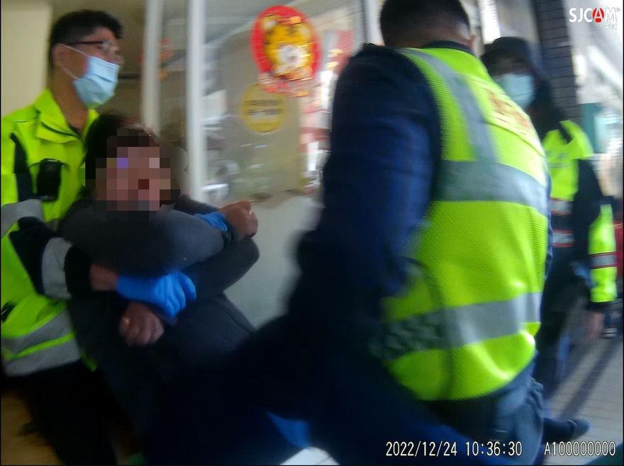 【影】台中獨居婦癱倒家中疑中風　警消獲報扛門急救援
