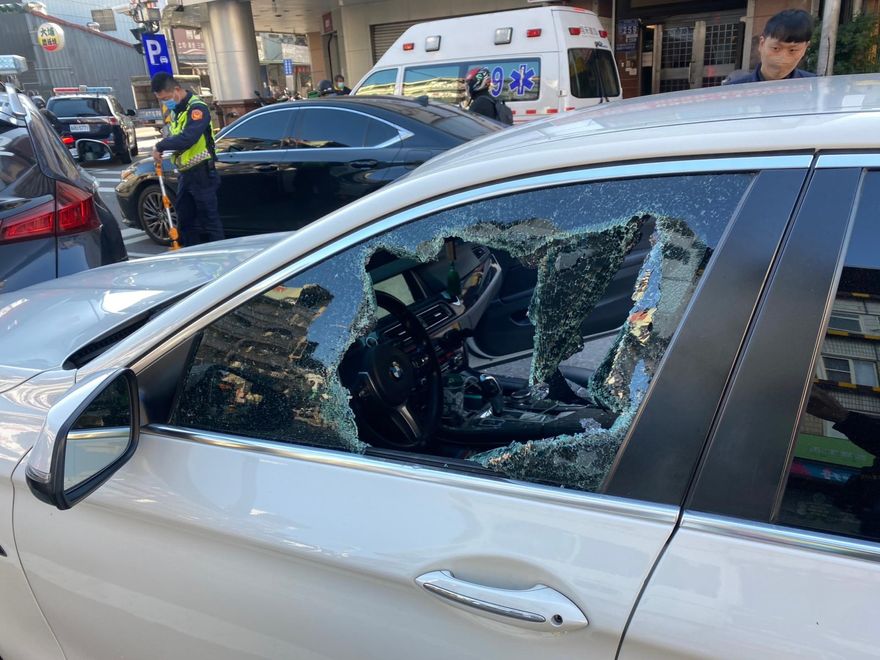 【影】酒駕停路口卡交通！警破門制伏逮人…醉男仍不忘嘴揪