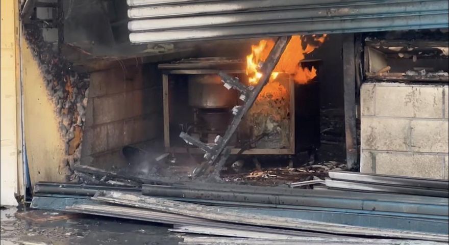 【影】台中便當店傳嚴重火警！廚師換瓦斯突氣爆　臉、手2度灼傷緊急送醫