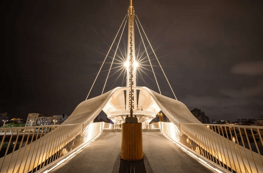 從早玩到晚！高雄過年3大必去打卡景點曝光　全台首座「旋轉景觀橋」超浪漫