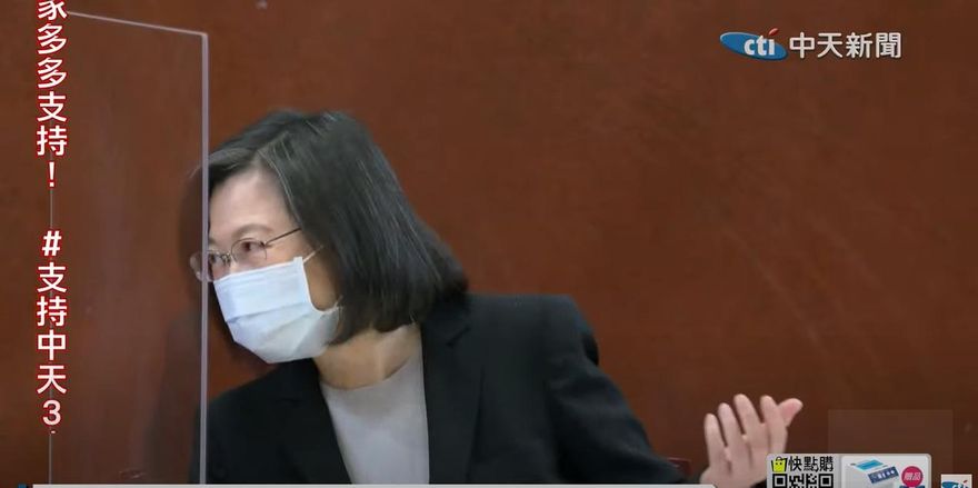 【影】蔡英文記者會突「失聲」！連試3麥「賴清德救援也沒用」雙手一攤超無奈