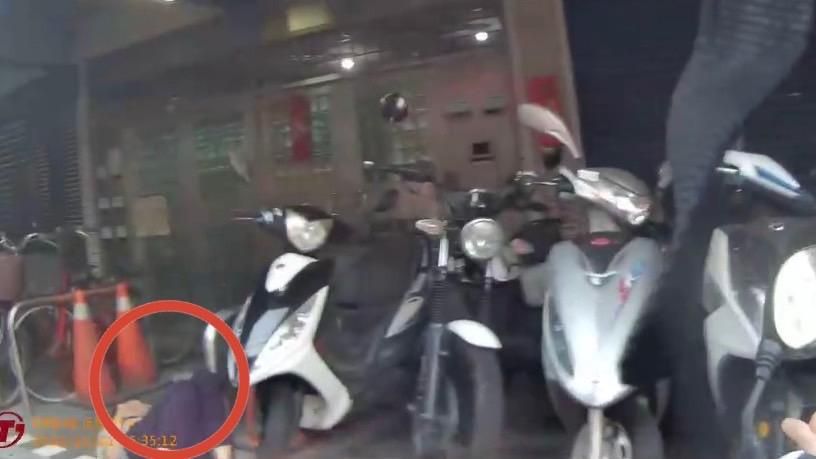 【影】醉女路倒「ㄎ一ㄤ」過頭　暖警上前關心竟回嗆「白癡」　當場遭逮外加這代價