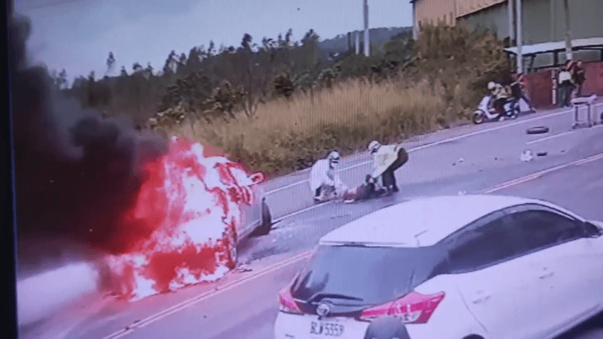 【影】火舌衝天！苗栗小客車擦撞對向車釀火燒車　駕駛送醫急救