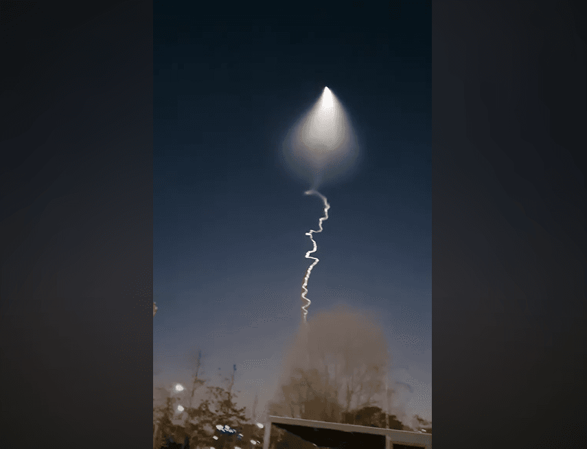 影/韓國上空驚現UFO？網嚇壞：外星人也來跨年　韓國防部說話了