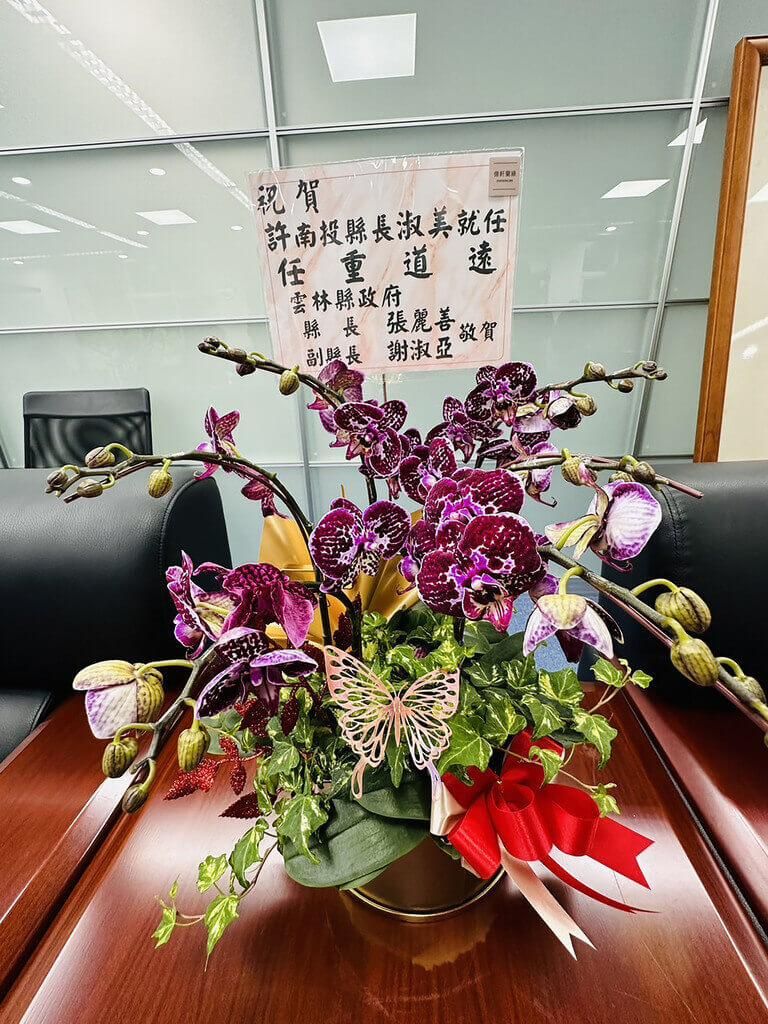 張麗善送花籃祝賀笑翻！南投縣長許淑華變許淑美