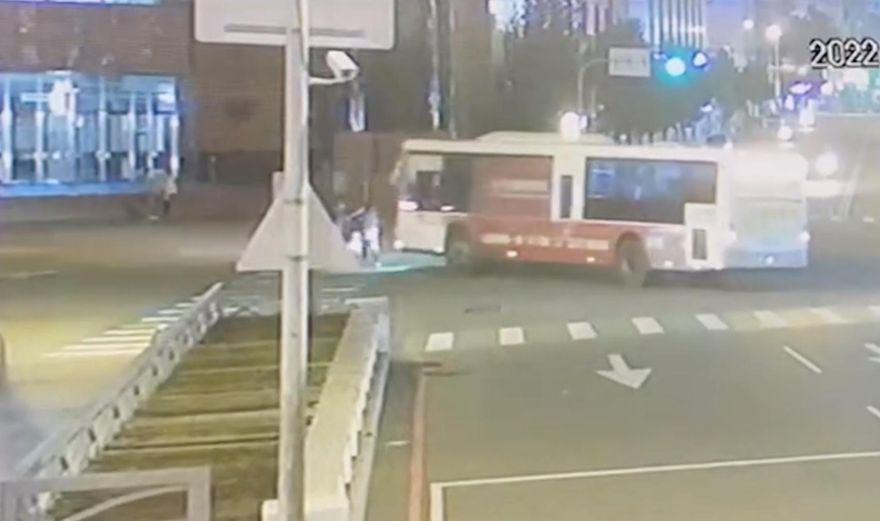 台中公車撞死母子！妻推夫救子遭拖行…心碎影像曝光！