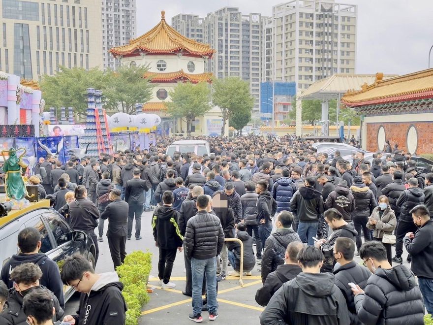 影/竹聯幫堂主母公祭！1500黑衣人擠爆殯儀館…警強力查11嫌