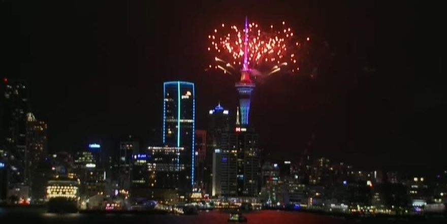 影/Live直播「全球最早跨年煙火」！紐西蘭天空塔煙火絢爛喜迎2023年