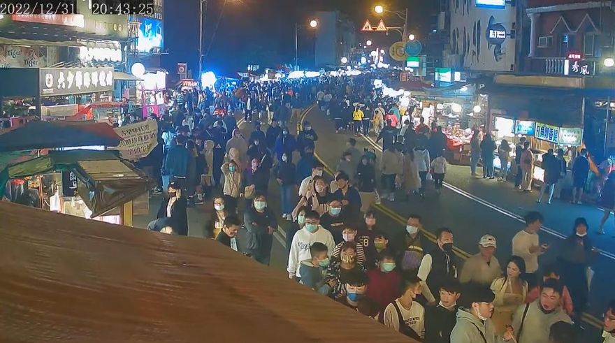 迎接2023年曙光！墾丁大街跨年夜「擠沙丁魚」　人潮爆滿攤販樂歪