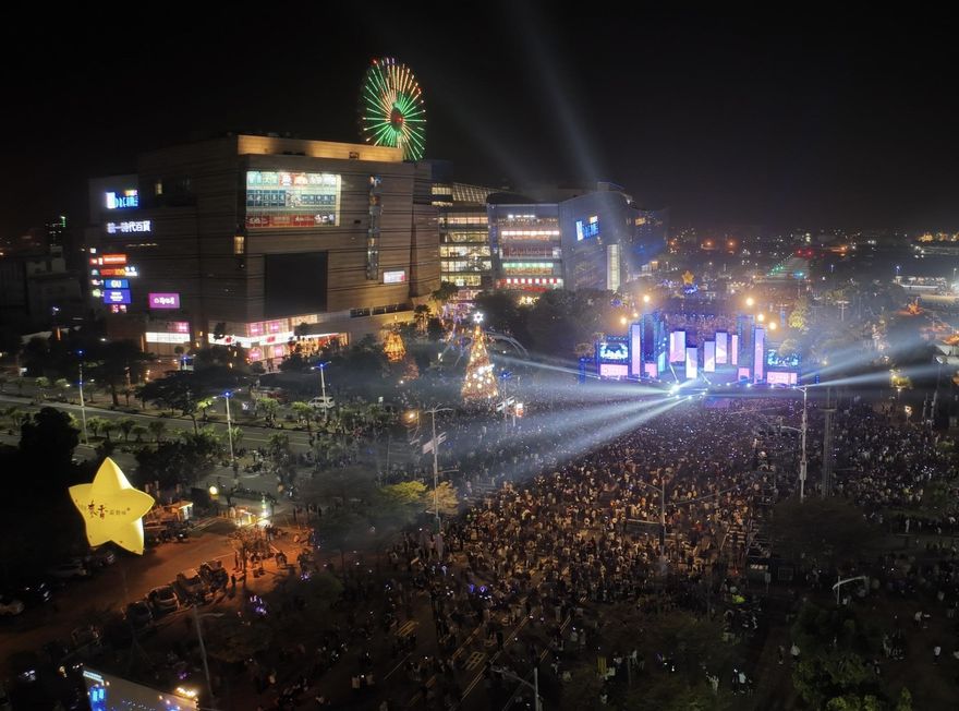 「亞灣未來市」越夜越嗨！高雄夢時代人數接近20萬　現場歡呼聲不斷