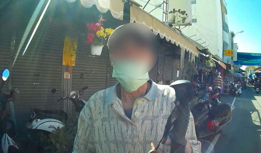 影/最美風景是人！台中70歲阿伯跌倒濺血　這些人舉動超暖心