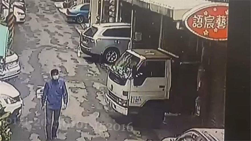 通緝犯化身扒手　直接開車門當駕駛面偷走47萬　騎車衝撞民眾落跑後遭逮
