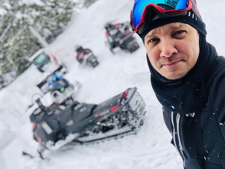 《復仇者》「鷹眼」住處遭暴風雪肆虐！除雪時「受重傷→情況危急」出動直升機送醫