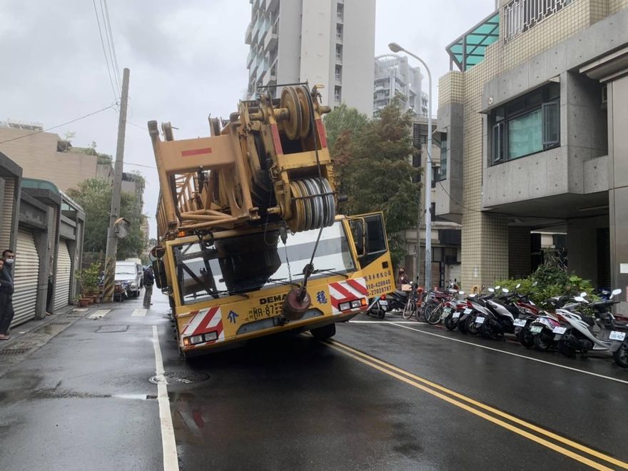 影/台中南屯道路塌陷　吊車路過秒受困　最後靠「它」神救援