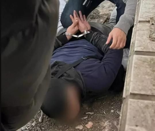 毒品賴帳糾紛！3人當街攔車擄人討債　卻遭「車內射出一槍」反殺貫穿左臂