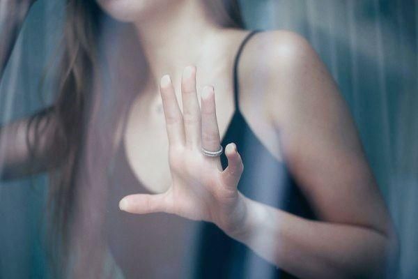 這工人心機太重！假好心「送早餐」真性騷　女慘遭「透衣襲胸」又遭摳點點