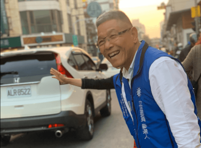 影/涉林杏兒買票案！蕭景田訊後800萬元交保　親友拖行李箱畫面曝光