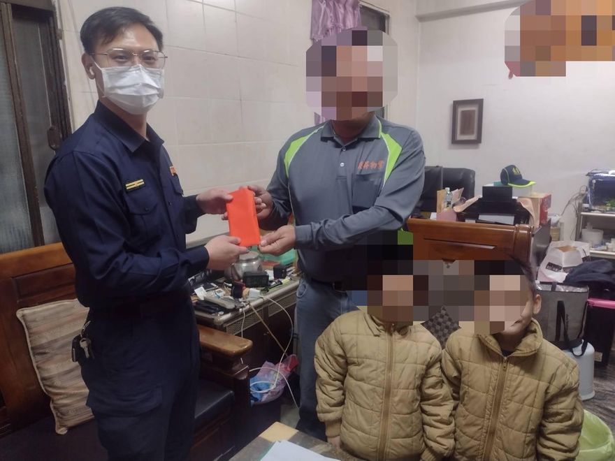 高雄單親媽病逝…2子哭喊找媽媽！警上門見「6歲小兄弟淪孤兒」秒伸手送暖