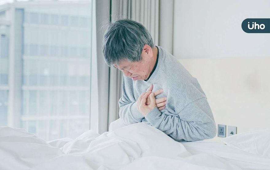 疫情拉警報！持續發燒、咳嗽卻「快篩陰」！醫曝有「這症狀」恐是肺膿瘍