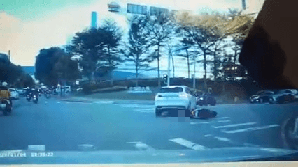 影/竹科驚悚車禍影像曝光！右轉車撞機車…女騎士有夠慘「前後輪各輾1次」